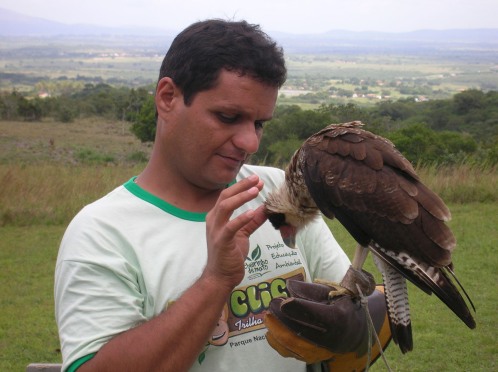 O educador ambiental José Bezerra em uma demonstração de carinho com a natureza